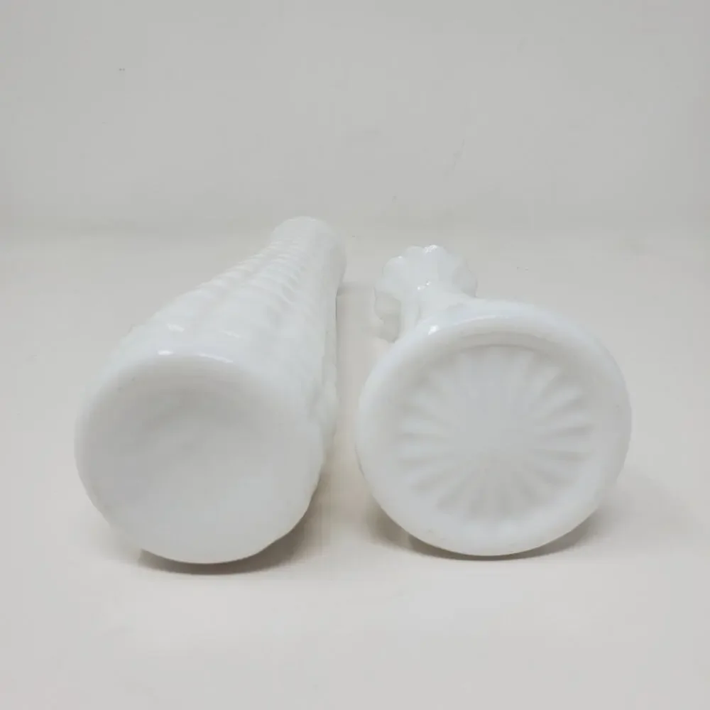 Vintage Set of 2 White Milkglass vase/budvase In Great condition 6